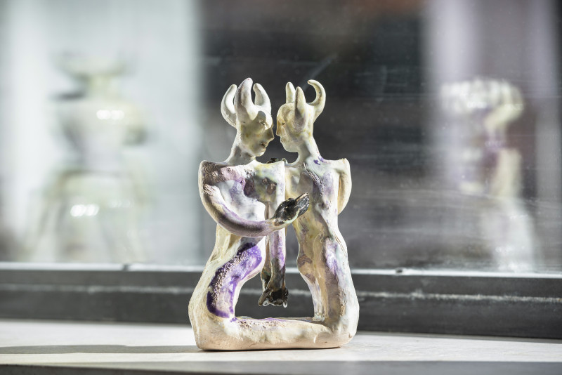 Anna Bochkova Between you and me 2025 x 20x13x7 cm Keramik Ausstellungsansicht Unexplored Realms mit Andrea Luzi in 10 zero uno Venezia Foto Filippo Molena