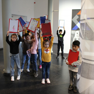 Die Kinder praesentieren stolz ihre Kunstwerke Stiftungen der Sparkasse Holstein