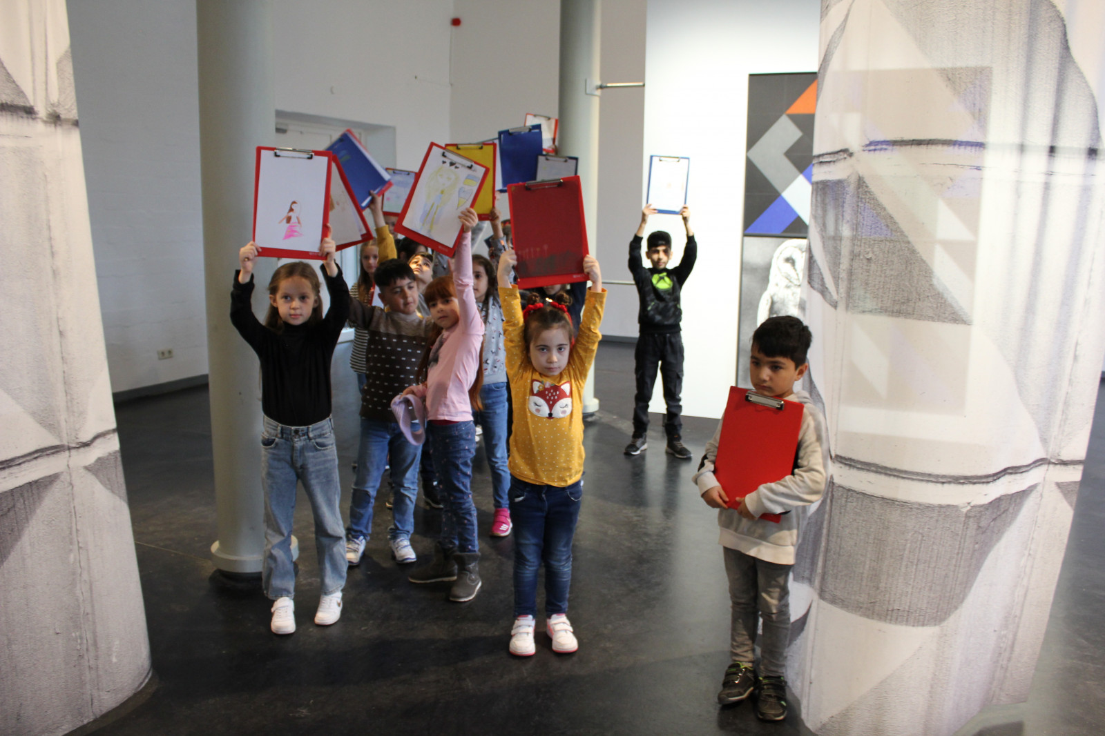 Die Kinder praesentieren stolz ihre Kunstwerke Stiftungen der Sparkasse Holstein