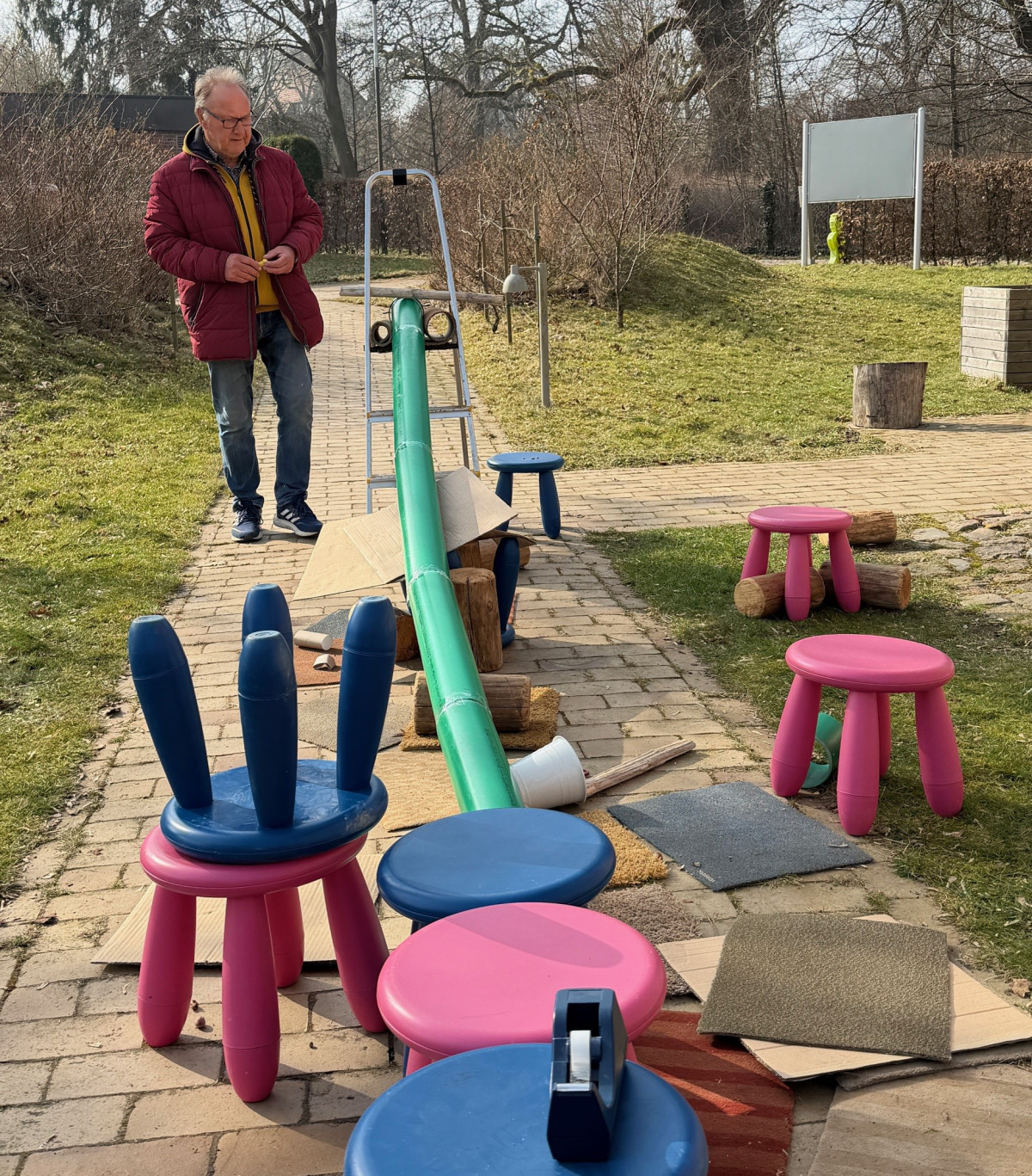 Foto 6 Ehrenamtler Hilmar Pfautsch bei der Murmelbahn