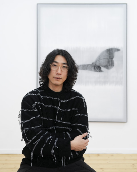 Jaewon Kim in seiner Ausstellung Foto Alum Lee