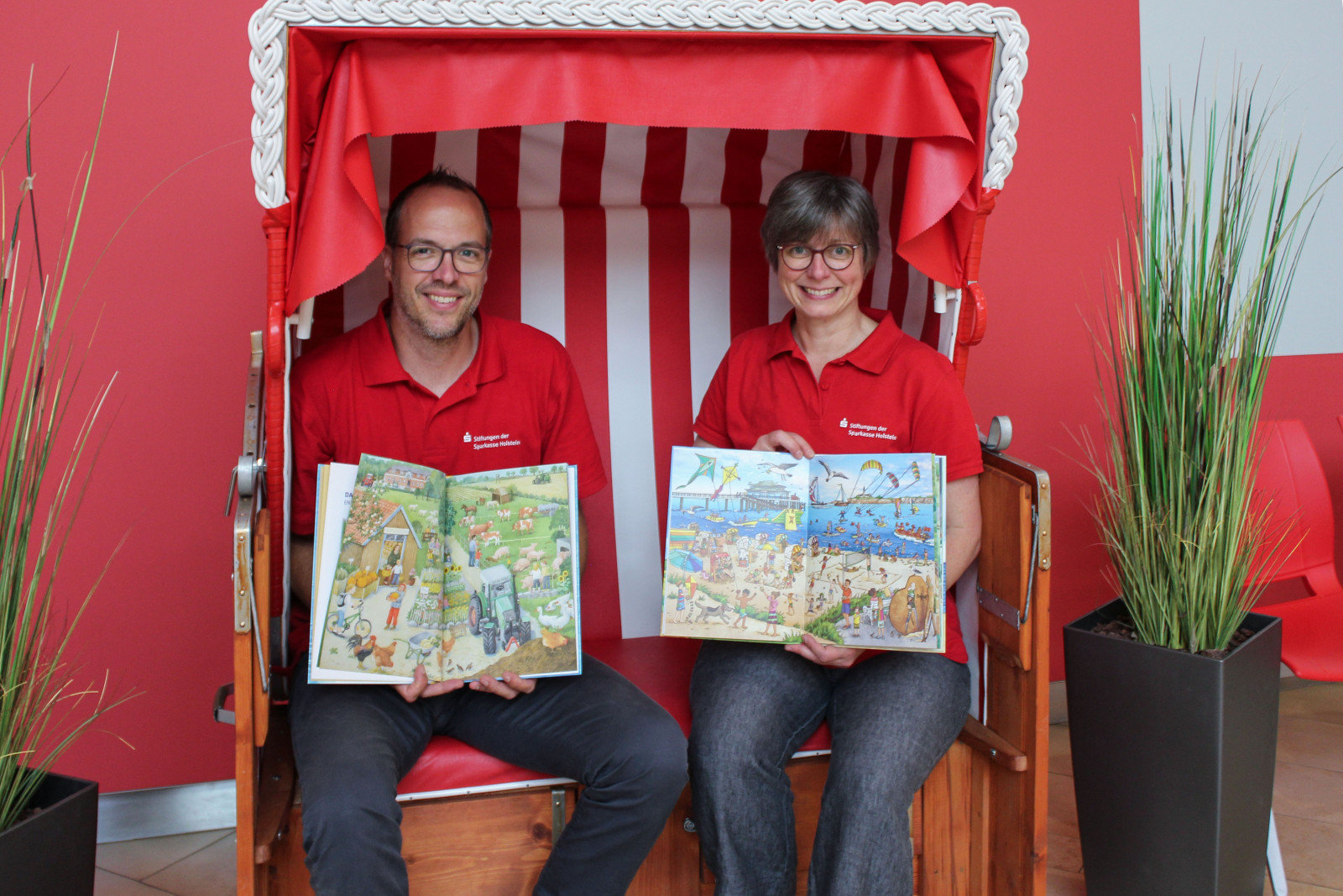 Pressefoto 2 Wimmelbuecher Stiftungen der Sparkasse Holstein v2