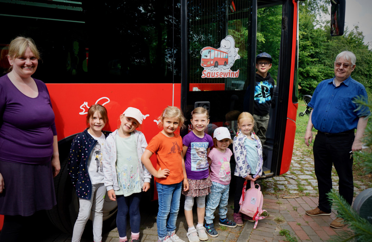 Pressefoto 3 Neue Namen fuer die Stiftungsbusse Stiftungen der Sparkasse Holstein Kopie