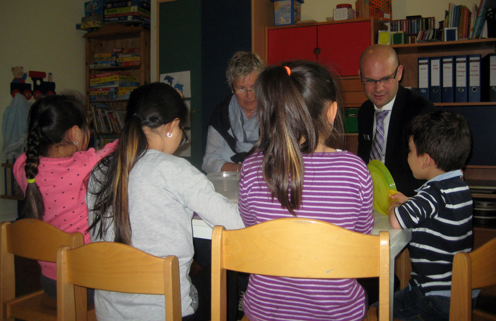 Pressefoto Sparkasse Holstein Foerderung Frauenhaus Ahrensburg