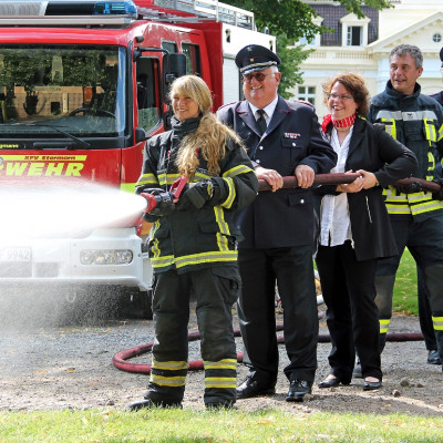 Pressefoto Sparkasse Holstein Hilfe fuer die Helfer Feuerwehren