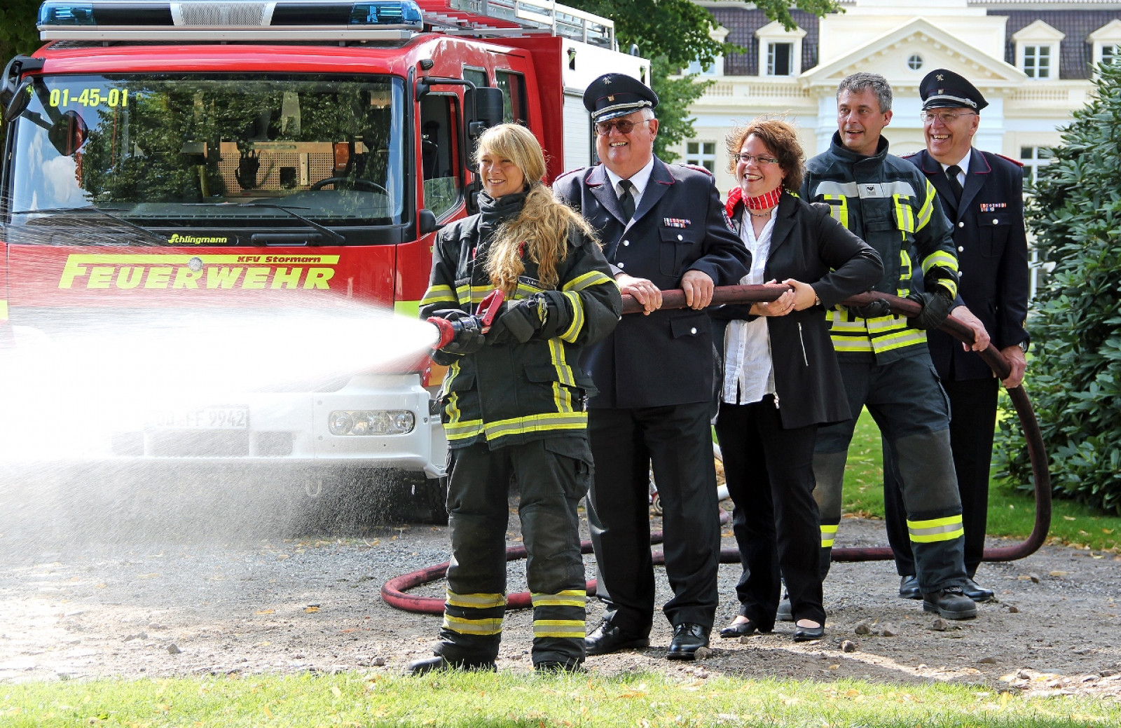Pressefoto Sparkasse Holstein Hilfe fuer die Helfer Feuerwehren