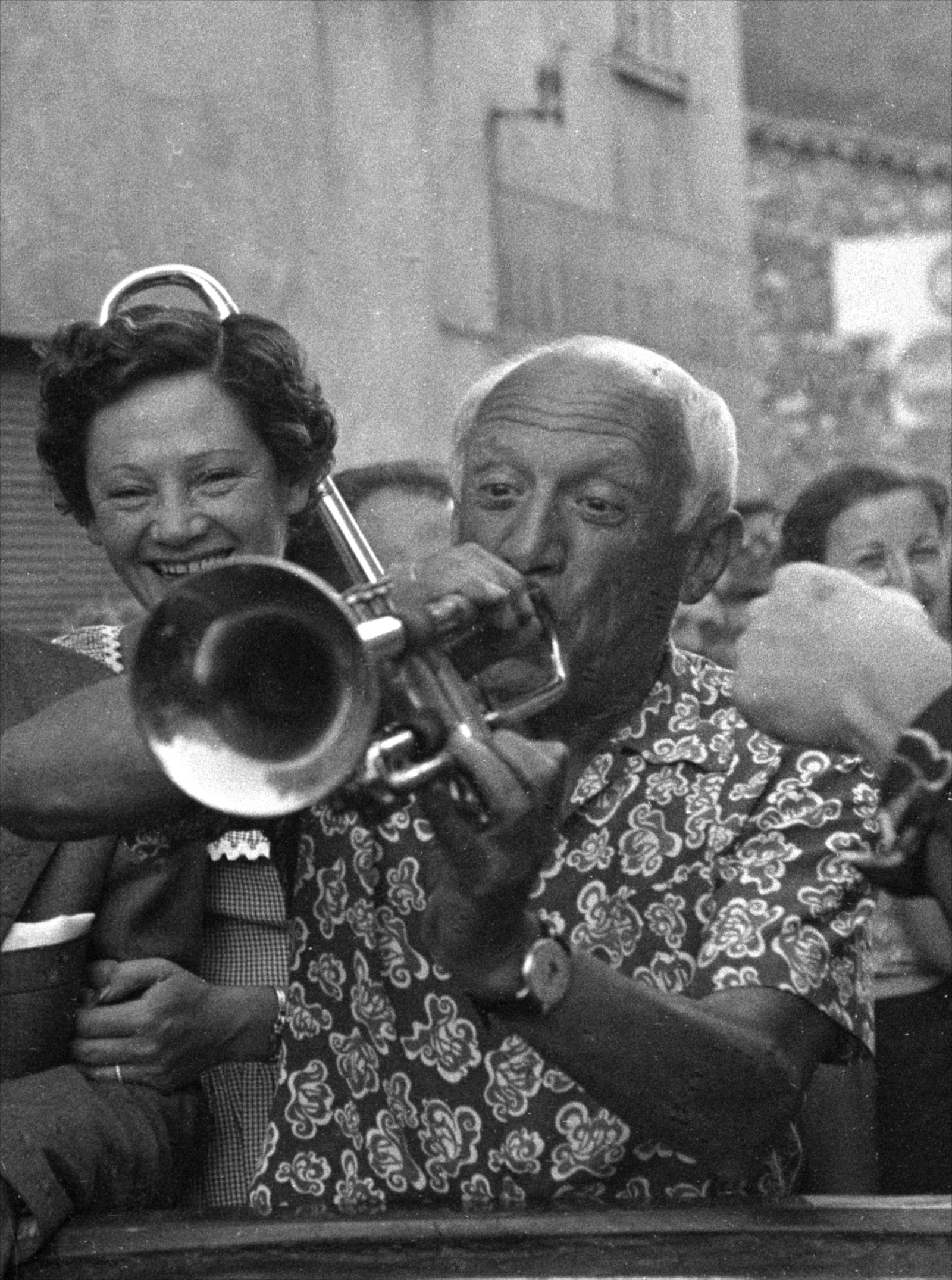 Quinn Picasso Unter Freunden in Vallauris Picasso spielt Trompete v2