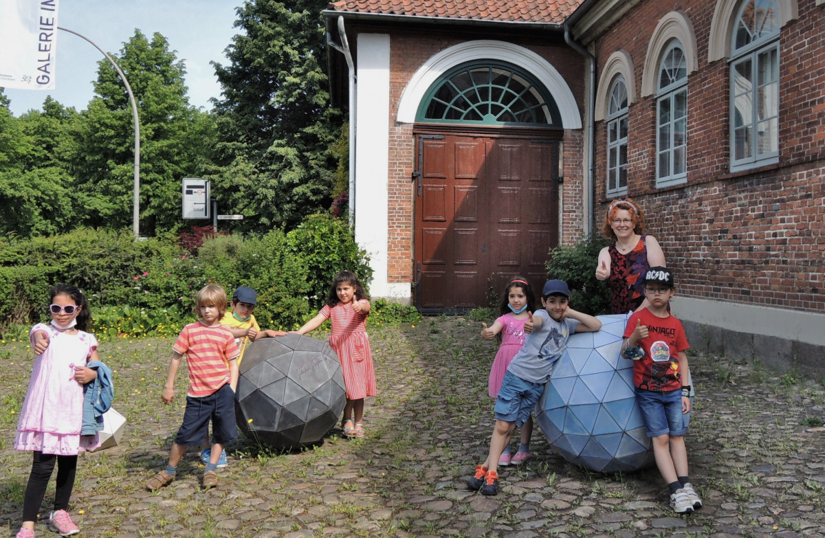 Schueler innen und Katharina Holstein vor Galerie im Marstall v2