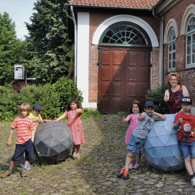 Schueler innen und Katharina Holstein vor Galerie im Marstall