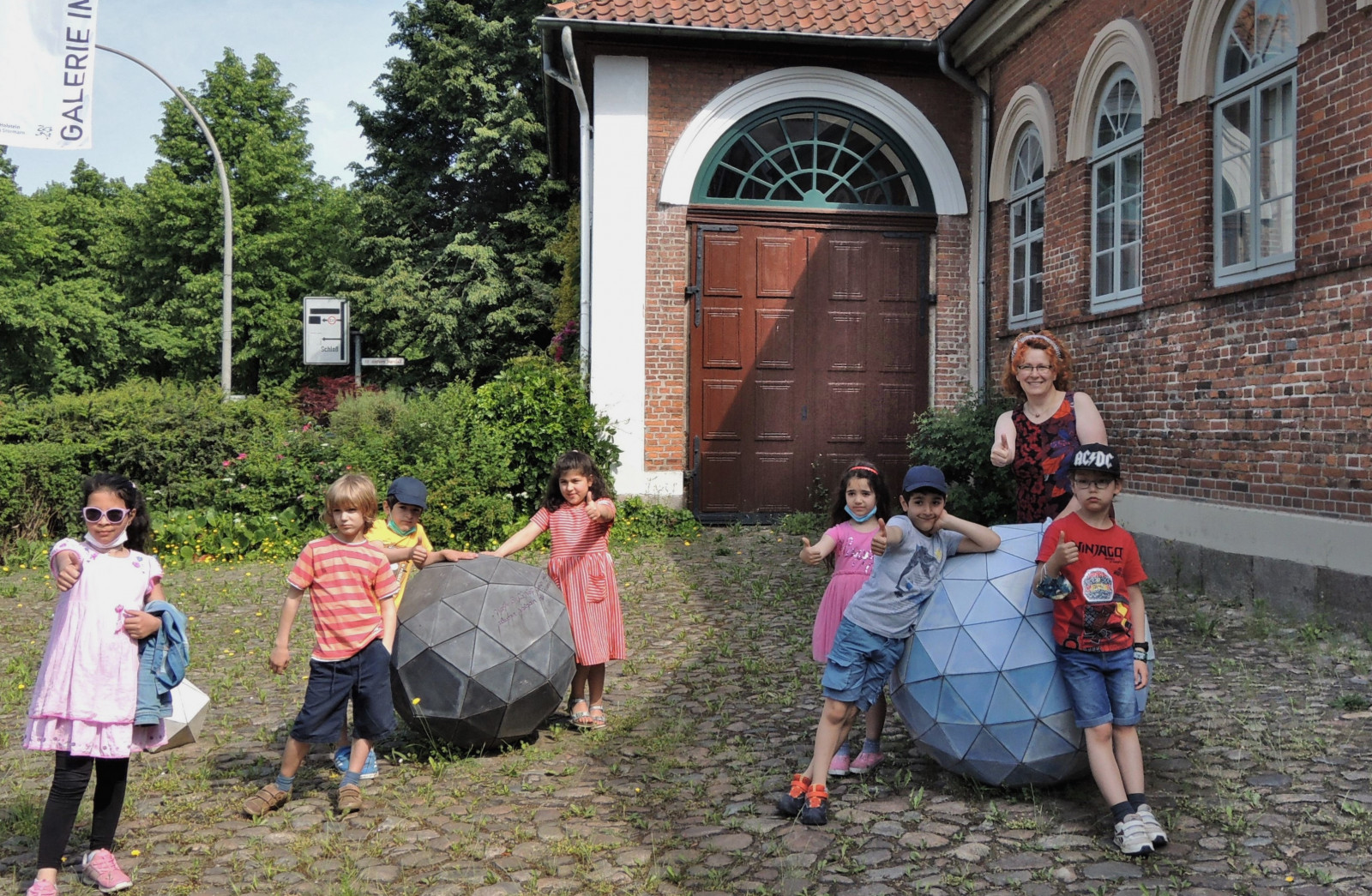 Schueler innen und Katharina Holstein vor Galerie im Marstall