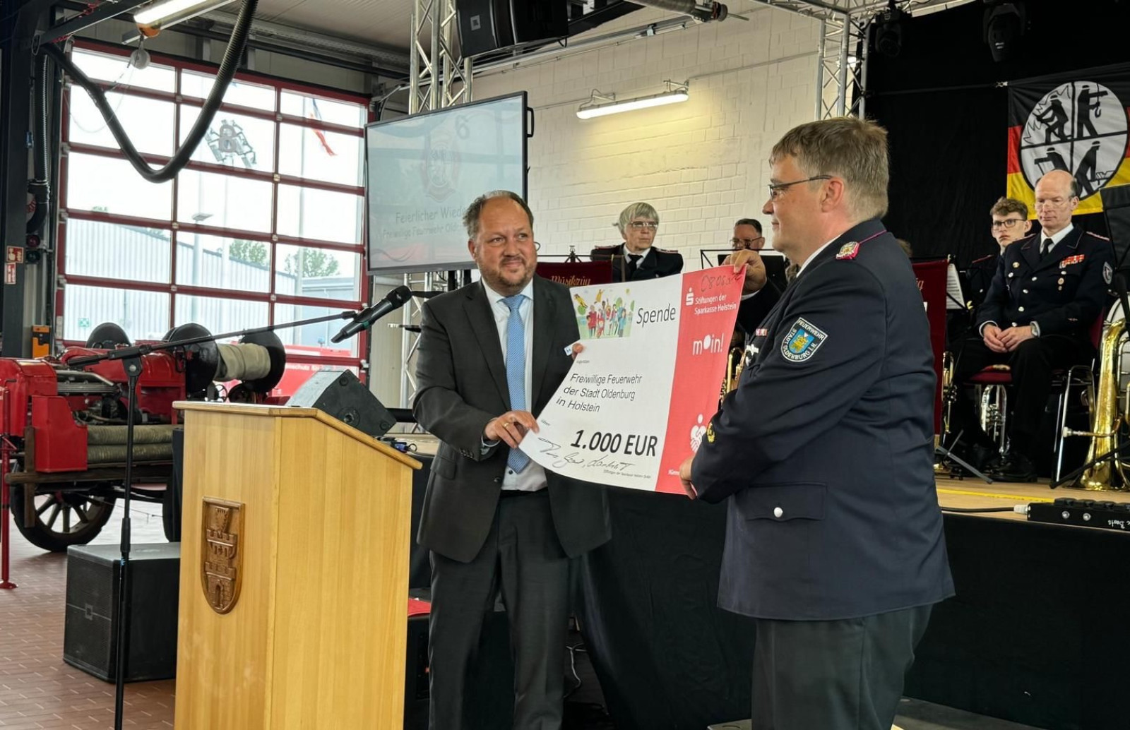 Spendenuebergabe FF Oldenburg Holstein v2
