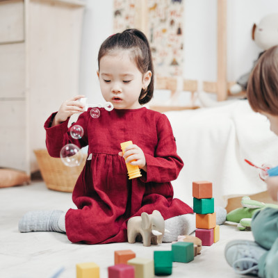 toddlers playing indoors 3661456